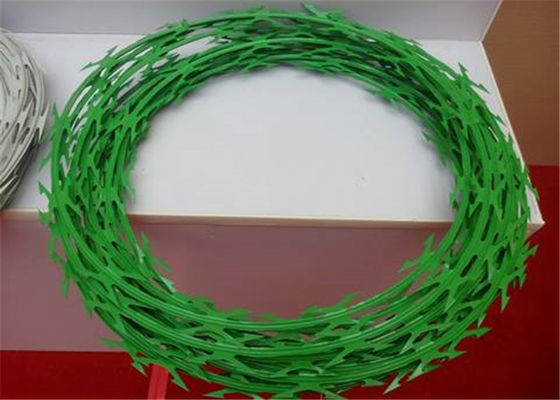 बाड़ पैनलों पशुधन के लिए एचजीएमटी 2.5 मिमी स्टील रेजर वायर पीवीसी लेपित हरा रंग कांटेदार