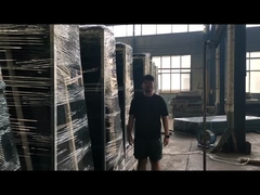 ऊर्ध्वाधर समर्थन के साथ काले विरोधी चढ़ाई बाड़