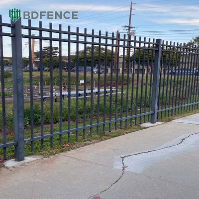 आउटडोर भारी शुल्क 6 फीट कढ़ाई लोहे की बाड़ काले लेपित स्टील मैटिंग ट्यूबलर बाड़