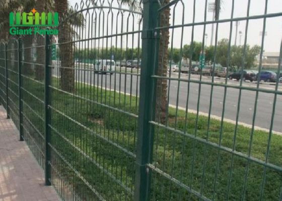 पीवीसी राजमार्ग के लिए 2 * 2.5 मीटर डबल वायर मेष बाड़ लगाना