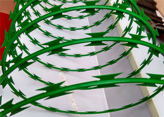 बाड़ पैनलों पशुधन के लिए एचजीएमटी 2.5 मिमी स्टील रेजर वायर पीवीसी लेपित हरा रंग कांटेदार